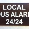 Pancarte Adhésive "LOCAL SOUS ALARME 24/24" Format 98 X 200 Mm Fond NOYER
