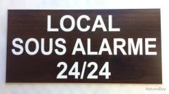 Pancarte Adhésive "LOCAL SOUS ALARME 24/24" Format 98 X 200 Mm Fond NOYER