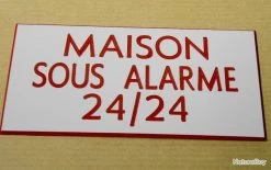 Panneau "MAISON SOUS ALARME 24/24" Format 98 X 200 Mm Fond BLANC TEXTE ROUGE