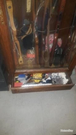 Vitrine A Fusil.Tout En Chêne.5 Emplàcement. Moi Je Mettais 7 Fusils. 1 72 De Haut 69 De Large . . -Des outils pour votre vie. 00003 Vitrine a fusil.Tout en chene.5 emplacement. Moi je mettais 7 fusils. 1 72 de haut 69 de large