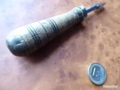 Petit Tournevis Manche Bois Virole Laiton Panne De 7 Mm (pour Coffret De Pistolet Ou Arme Ancienne) 8 Petit Tournevis Manche Bois Virole Laiton Panne De 7 Mm (pour Coffret De Pistolet Ou Arme Ancienne) -Des outils pour votre vie. 00004 Petit tournevis manche bois virole laiton panne 7 mm coffret pistoler arme ancienne