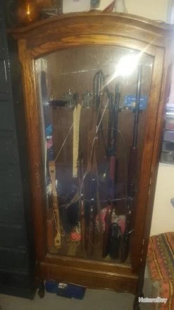Vitrine A Fusil.Tout En Chêne.5 Emplàcement. Moi Je Mettais 7 Fusils. 1 72 De Haut 69 De Large . . -Des outils pour votre vie. 00004 Vitrine a fusil.Tout en chene.5 emplacement. Moi je mettais 7 fusils. 1 72 de haut 69 de large